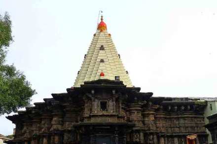 महालक्ष्मी देवीची मूर्तीची झीज होत असल्याचे निदर्शनास आल्यानंतर संवर्धन प्रक्रिया राबविण्याचा निर्णय घेण्यात आला असला तरी तो वादास कारणीभूत ठरला आहे. 