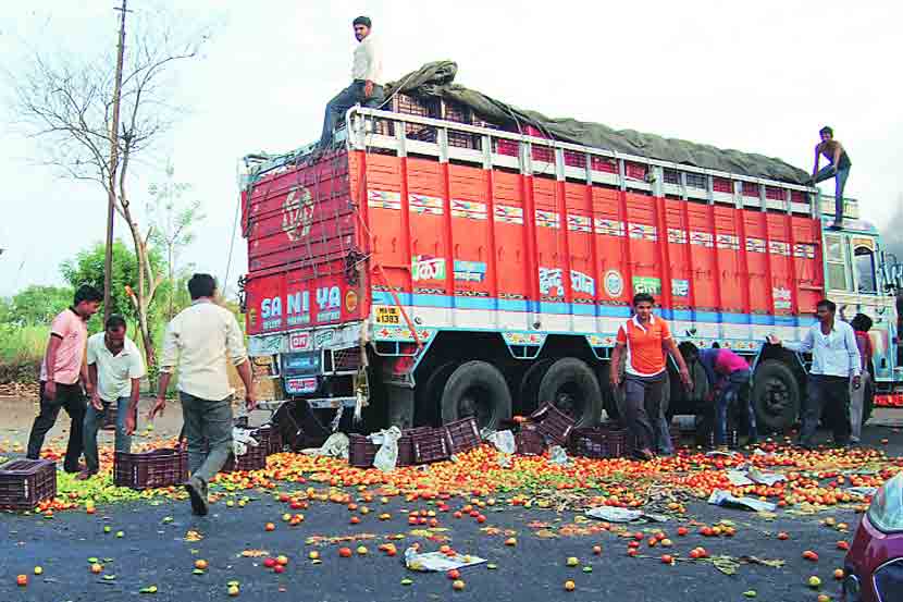 मुख्यमंत्री देवेंद्र फडणवीस यांच्या नेतृत्वाखालील सरकारच्या कारकीर्दीत प्रथमच मोठय़ा प्रमाणावर शेतकऱ्यांचा उद्रेक रस्त्यावर आल्याने भाजपमध्ये चिंतेचे वातावरण असून सरकारचे धाबे दणाणले आहे. मुख्यमंत्री देवेंद्र फडणवीस यांच्या नेतृत्वाखालील सरकारच्या कारकीर्दीत प्रथमच मोठय़ा प्रमाणावर शेतकऱ्यांचा उद्रेक रस्त्यावर आल्याने भाजपमध्ये चिंतेचे वातावरण असून सरकारचे धाबे दणाणले आहे.