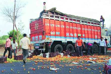 मुख्यमंत्री देवेंद्र फडणवीस यांच्या नेतृत्वाखालील सरकारच्या कारकीर्दीत प्रथमच मोठय़ा प्रमाणावर शेतकऱ्यांचा उद्रेक रस्त्यावर आल्याने भाजपमध्ये चिंतेचे वातावरण असून सरकारचे धाबे दणाणले आहे.