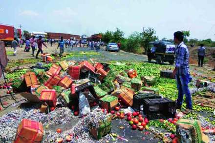 जमावाने वाहनांमधील कृषिमाल रस्त्यावर फेकून अशी नासधूस केली.