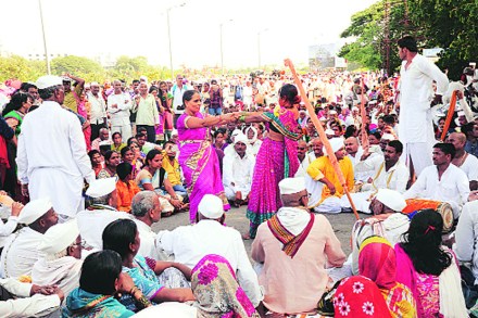 संत ज्ञानेश्वर महाराज आणि संत तुकाराम महाराज यांच्या पालख्यांचे रविवारी पुण्यनगरीमध्ये आगमन झाले. मुखी विठ्ठलनामाचा गजर करणाऱ्या महिलांनी फुगडी खेळण्याचा आनंद घेतला. हाती भगवा ध्वज घेतलेल्या वारकऱ्यांची पुणेकरांनी सेवा केली.
