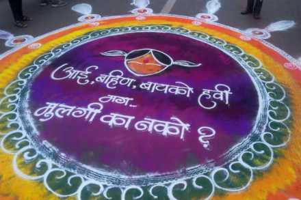 महाराजांच्या पालखीसाठी रांगोळी साकारणारे देखणे हात सज्ज