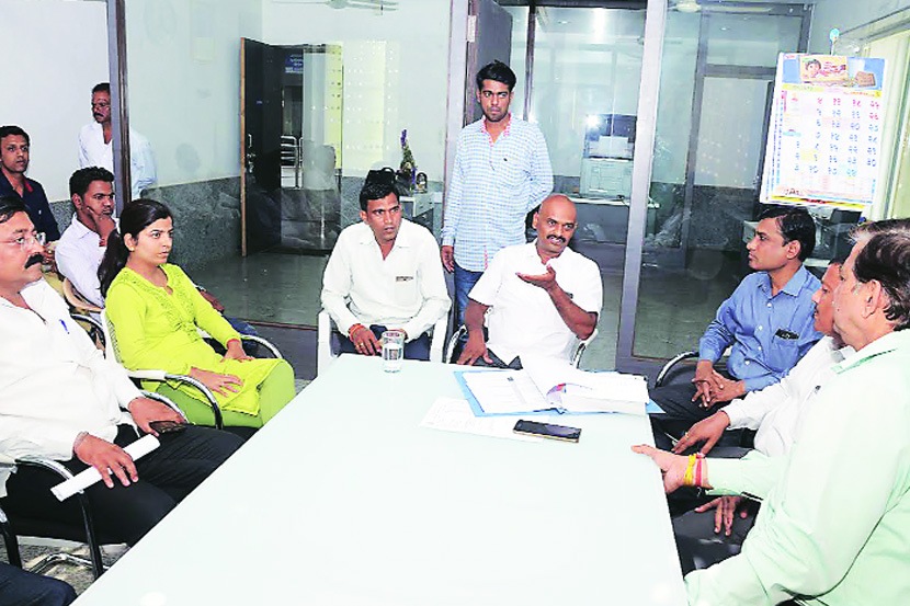 सिन्नर नगर परिषदेत आयोजित बैठकीप्रसंगी नगराध्यक्ष किरण डगळे, पाणीपुरवठा सभापती शैलेश नाईक, मुख्य अधिकारी व्यंकटेश दुर्वास व इतर.       (छाया- दत्ता जोशी)