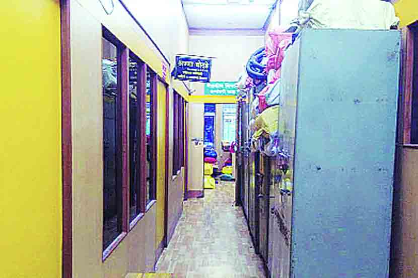 नाव मोठे, लक्षण खोटे