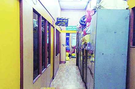 नाव मोठे, लक्षण खोटे नाव मोठे, लक्षण खोटे