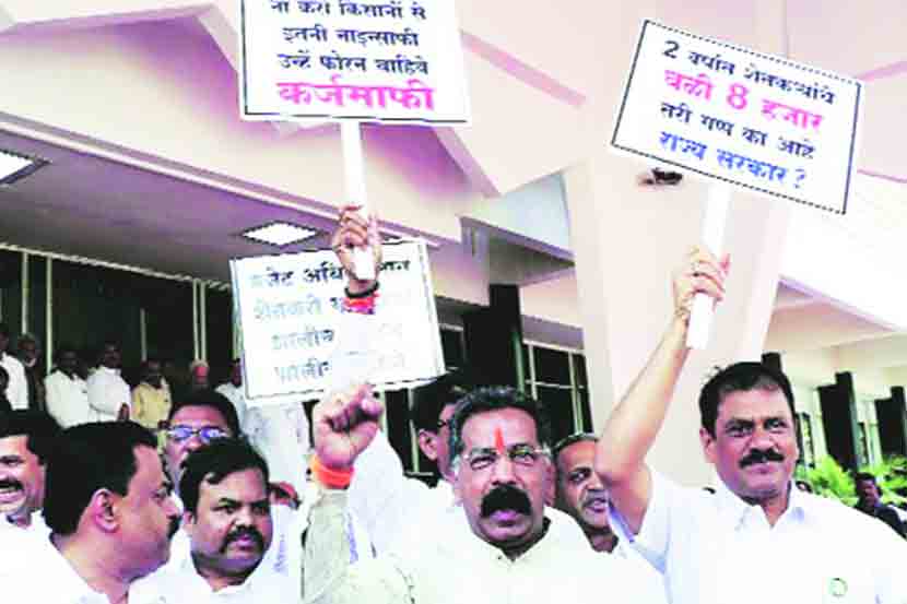 विरोधी पक्षांनी कर्जमाफीची मागणी विधिमंडळाच्या आवारात प्रथम सुरू केली होती   विरोधी पक्षांनी कर्जमाफीची मागणी विधिमंडळाच्या आवारात प्रथम सुरू केली होती