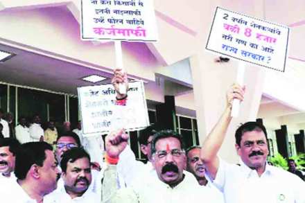 विरोधी पक्षांनी कर्जमाफीची मागणी विधिमंडळाच्या आवारात प्रथम सुरू केली होती   विरोधी पक्षांनी कर्जमाफीची मागणी विधिमंडळाच्या आवारात प्रथम सुरू केली होती