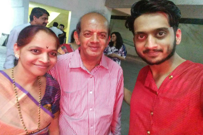 अमेयने नुकताच त्याचा ‘मुरांबा’ चित्रपट त्याच्या आई-बाबांना दाखविला.