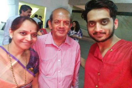 अमेयने नुकताच त्याचा ‘मुरांबा’ चित्रपट त्याच्या आई-बाबांना दाखविला.
