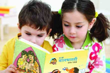 पूर्वी छपाईसाठी ‘अनब्लिच’ (नॅचरल शेड) कागद वापरला जाई. छपाई झाली की पुस्तकाचे कागद एकत्र शिवून ते सिरसाच्या आधारे चिकटवण्यात येत असत. 