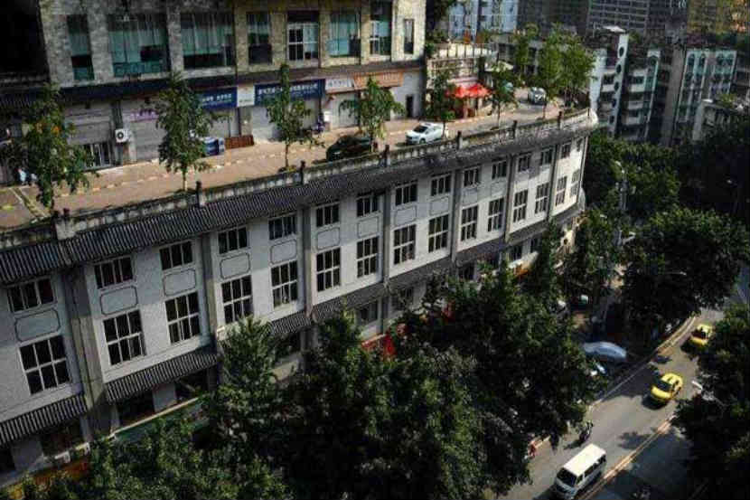 VIDEO: इथे पाच मजली इमारतीच्या छतावरून जातो रस्ता!