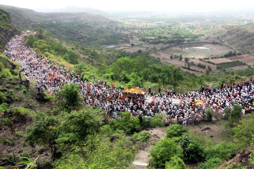 माऊलींच्या पालखीने ओलांडला खडतर दिवेघाट, मुक्काम सोपानकाकांच्या गावी!
