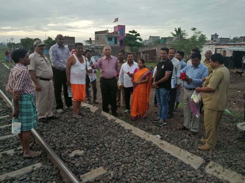 उघड्यावर शौचास बसणाऱ्यांना आयुक्तांनी दिली गुलाबाची फुले!