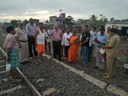 उघड्यावर शौचास बसणाऱ्यांना आयुक्तांनी दिली गुलाबाची फुले!
