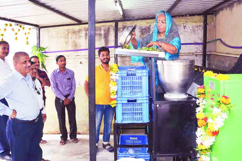  नाशिक येथे मविप्र शिक्षण संस्थेच्या आवारात खत प्रकल्पाचे उद्घाटन करताना सरचिटणीस नीलिमा पवार. समवेत प्रा. व्ही. बी. गायकवाड व आदी.