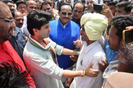 काँग्रेस खासदार ज्योतिरादित्य सिंधियांना मंदसौरला जाताना अटक, कार्यकर्त्यांची घोषणाबाजी काँग्रेस खासदार ज्योतिरादित्य सिंधियांना मंदसौरला जाताना अटक, कार्यकर्त्यांची घोषणाबाजी