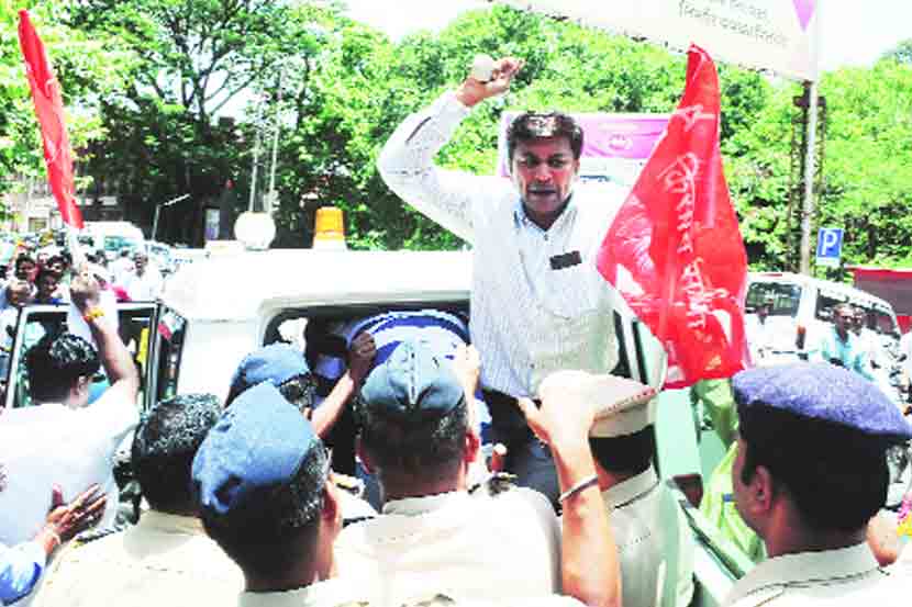 किसान सभेच्या कार्यकर्त्यांनी करवीर तहसील कार्यालयास टाळे ठोकण्याचा प्रयत्न केल्याबद्दल त्यांना पोलिसांनी ताब्यात घेतले. (छाया- राज मकानदार)