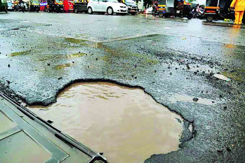 मालाड लिंक रोडवर मोठय़ा प्रमाणात खड्डे पडले आहेत. (छायाचित्र : दिलीप कागडा)  