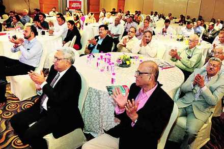 ‘लोकसत्ता’च्या ‘बदलता महाराष्ट्र’ उपक्रमातील  ‘ऊर्जेची प्रकाशवाट’ या परिसंवादाच्या दुसऱ्या दिवशी उपस्थित मान्यवर. दोन दिवसीय कार्यक्रमाच्या एकूण सहा सत्रांत सहभागी झालेल्या तज्ज्ञ, अभ्यासकांनी ऊर्जाक्षेत्रावर विचारमंथन केले.  (छायाचित्रे -दिलीप कागडा, गणेश शिर्सेकर)