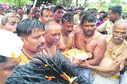 ज्ञानेश्वर माउलींच्या पादुकांना शनिवारी नीरा स्नान घालण्यात आले. ज्ञानेश्वर माउलींच्या पादुकांना शनिवारी नीरा स्नान घालण्यात आले.