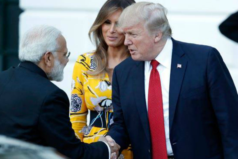 पंतप्रधान नरेंद्र मोदींचे ट्रम्प आणि मेलानिया यांनी स्वागत केले. 