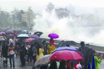  मुंबईकरांनी समुद्रकिनाऱ्यावर पावसाचा मनमुराद आनंद लुटला.