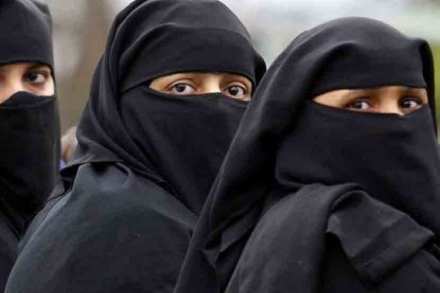 तिहेरी तलाकसारख्या अनेक कालबाहय़ प्रथा, परंपरा  बंद  होणे गरजेचे आहे..
