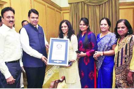  मुंबई येथे योगासनात विश्वविक्रम करणाऱ्या प्रज्ञा पाटील यांना गौरविताना मुख्यमंत्री देवेंद्र फडणवीस. समवेत आ. प्रा. देवयानी फरांदे, गौरांगी पाटील आदी.