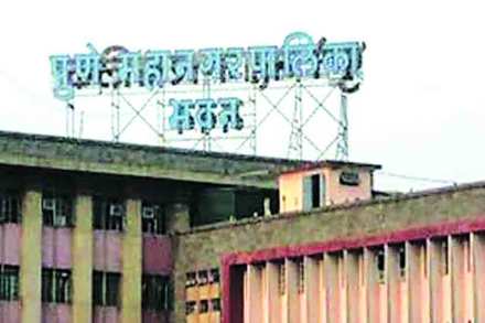 पुणे महानगरपालिका आयुक्त कुणाल कुमार यांनी आज (सोमवार) चालू आर्थिक वर्षाचे ५ हजार ३९७ कोटी रुपयांचे अंदाजपत्रक स्थायी समिती समोर सादर केले. पुणे महानगरपालिका आयुक्त कुणाल कुमार यांनी आज (सोमवार) चालू आर्थिक वर्षाचे ५ हजार ३९७ कोटी रुपयांचे अंदाजपत्रक स्थायी समिती समोर सादर केले.