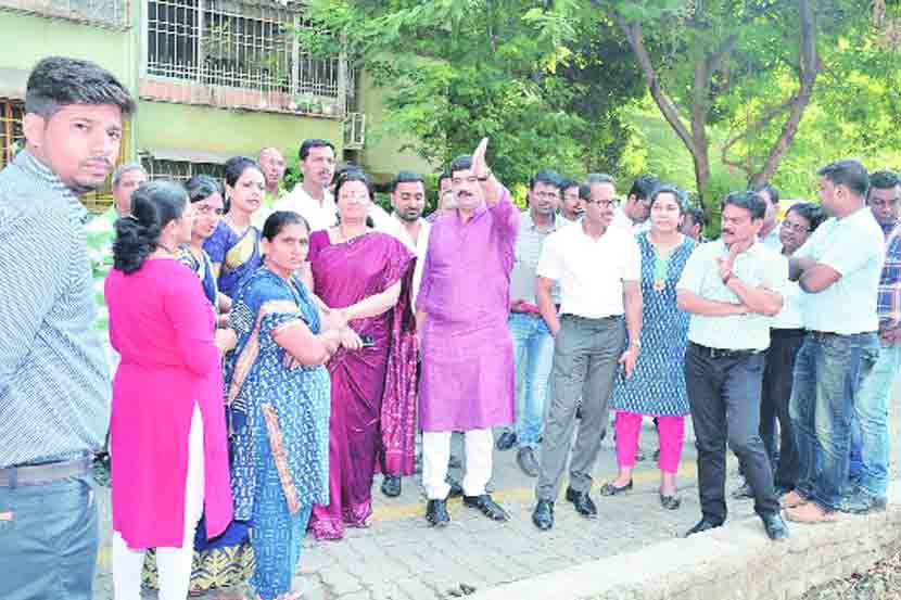  महापौर मुक्ता टिळक आणि महापालिका आयुक्त कुणाल कुमार यांनी कोथरूड, औंध परिसरातील नाल्यांच्या साफसफाईच्या कामांची पाहणी केली. स्थायी समितीचे अध्यक्ष मुरलीधर मोहोळ, अतिरिक्त आयुक्त प्रेरणा देशभ्रतार यांच्यासह संबंधित विभागाचे अधिकारी यावेळी उपस्थित होते. 