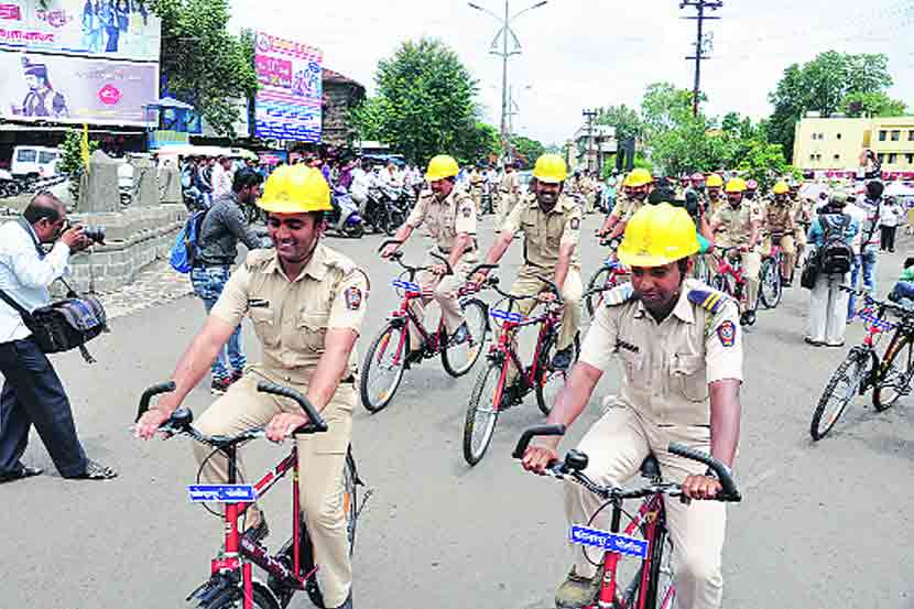 पोलिसांची सायकल गस्त हा नवीन उपक्रम समाजमाध्यमात चच्रेला कारणीभूत ठरला आहे. त्याचे स्वागत केले जात आहे. याच वेळी त्याची खिल्लीही उडवली जात आहे. पोलिसांची सायकल गस्त हा नवीन उपक्रम समाजमाध्यमात चच्रेला कारणीभूत ठरला आहे. त्याचे स्वागत केले जात आहे. याच वेळी त्याची खिल्लीही उडवली जात आहे.