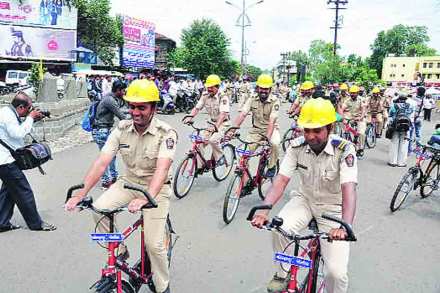 पोलिसांची सायकल गस्त हा नवीन उपक्रम समाजमाध्यमात चच्रेला कारणीभूत ठरला आहे. त्याचे स्वागत केले जात आहे. याच वेळी त्याची खिल्लीही उडवली जात आहे. पोलिसांची सायकल गस्त हा नवीन उपक्रम समाजमाध्यमात चच्रेला कारणीभूत ठरला आहे. त्याचे स्वागत केले जात आहे. याच वेळी त्याची खिल्लीही उडवली जात आहे.