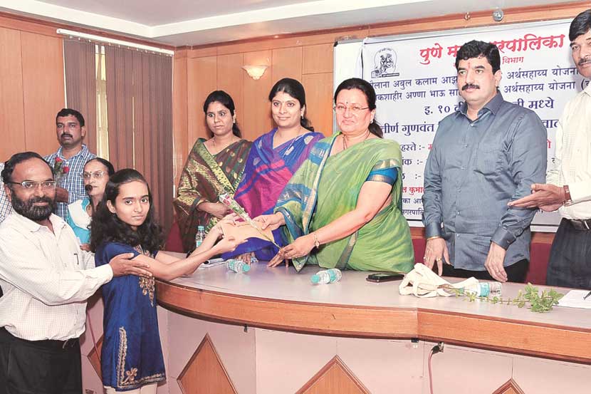  विद्यार्थ्यांसाठी महापालिकेने ‘भारतरत्न मौलाना अब्दुल कलाम आझाद शिष्यवृत्ती’ आणि ‘लोकशाहीर अण्णा भाऊ साठे शिष्यवृत्ती’ मोठा गाजावाजा करत सुरु केली. 