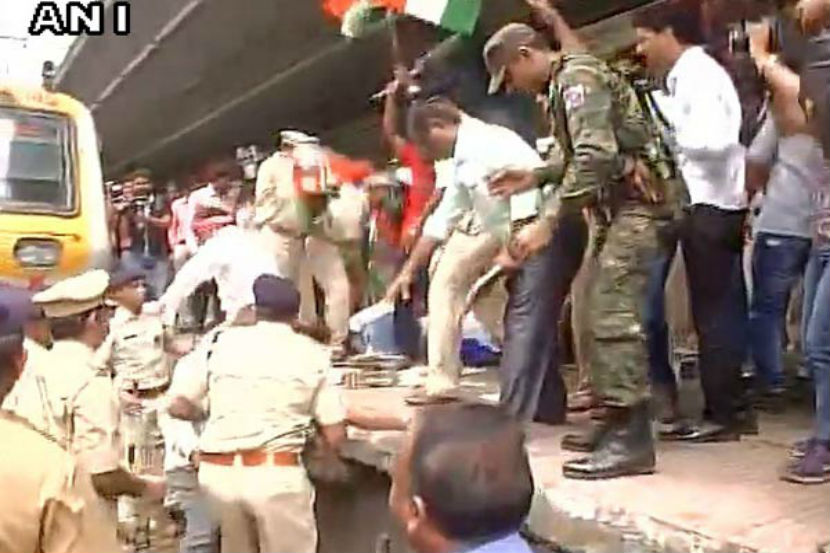 मंदसौरच्या शेतकऱ्यांसाठी मुंबईत युवक काँग्रेसचा रेल रोको मंदसौरच्या शेतकऱ्यांसाठी मुंबईत युवक काँग्रेसचा रेल रोको