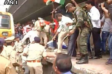 मंदसौरच्या शेतकऱ्यांसाठी मुंबईत युवक काँग्रेसचा रेल रोको मंदसौरच्या शेतकऱ्यांसाठी मुंबईत युवक काँग्रेसचा रेल रोको