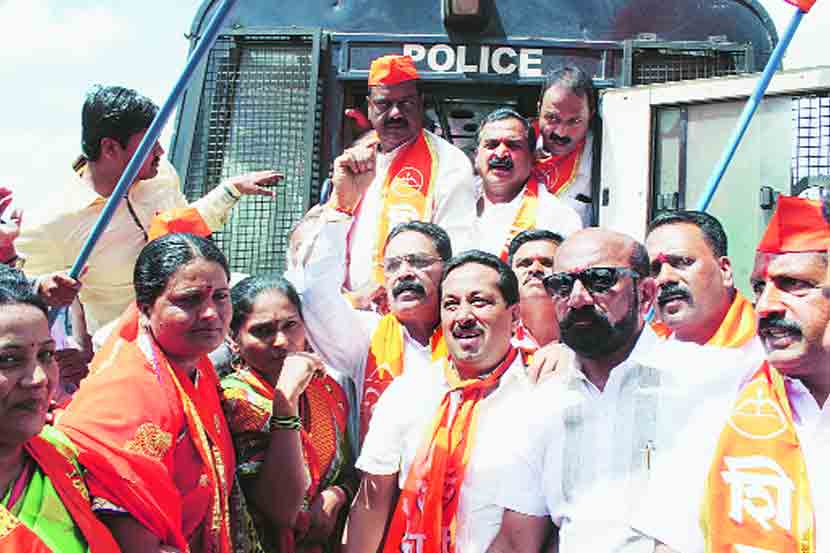  शिवसेनेच्या वतीने पुणे-बंगळुरू राष्ट्रीय महामार्गावर रास्ता रोको करणारे आमदार चंद्रदीप नरके, जिल्हाध्यक्ष संजय पवार, विजय देवणे यांच्यासह  शिवसनिक तसेच आंदोलकांना पोलिसांनी ताब्यात घेतले. (छाया-राज मकानदार)