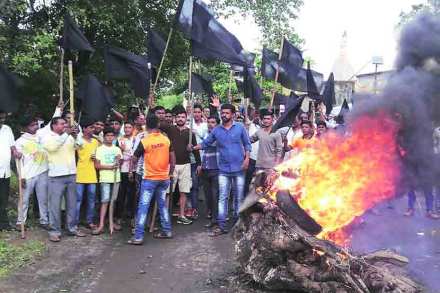 आपल्या मागण्यांसाठी ‘रास्ता रोको’ करणाऱ्या शेतकऱ्यांनी काटई-कर्जत मार्गावर वाहनांची जाळपोळ केली.      (छायाचित्र : दीपक जोशी)