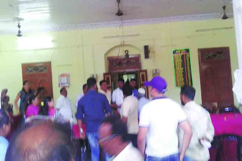 शहरात वाहनतळाच्या आरक्षणावरून उरण नगरपालिकेत सत्ताधारी भाजप-सेनेच्या नगरसेवकांमध्ये हाणामारी झाली.
