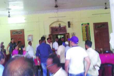 शहरात वाहनतळाच्या आरक्षणावरून उरण नगरपालिकेत सत्ताधारी भाजप-सेनेच्या नगरसेवकांमध्ये हाणामारी झाली. शहरात वाहनतळाच्या आरक्षणावरून उरण नगरपालिकेत सत्ताधारी भाजप-सेनेच्या नगरसेवकांमध्ये हाणामारी झाली.