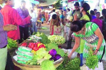वसईच्या भाजीबाजारात ग्राहकांची गर्दी होती.