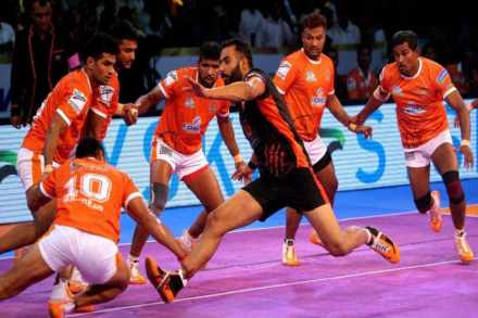 यू मुम्बाचा कर्णधार अनुप कुमार पुणेरी पलटण विरुद्ध खेळताना