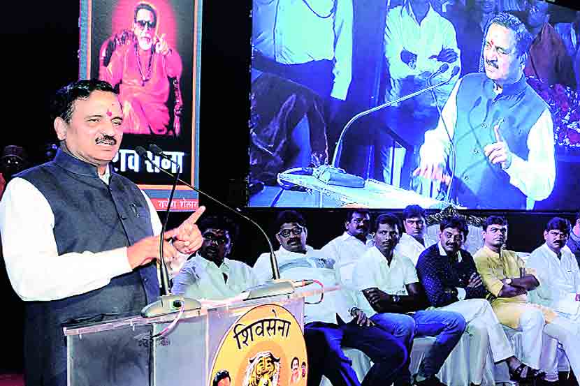 नाशिक येथील दादासाहेब गायकवाड सभागृहात प्रादेशिक परिवहन कार्यालय आणि नाशिक शालेय विद्यार्थी वाहतूकदार संघटनांच्या वतीने आयोजित कार्यक्रमात मार्गदर्शन करताना परिवहनमंत्री दिवाकर रावते.