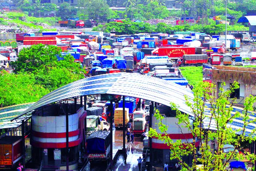 मुंबईमध्ये विविध प्रकारचा माल घेऊन येणाऱ्या मालवाहू गाडय़ांची पालिकेच्या पाच मोठय़ा आणि ६५ लहान जकात नाक्यांवर तपासणी करून जकात कर वसूल करण्यात येत होता.