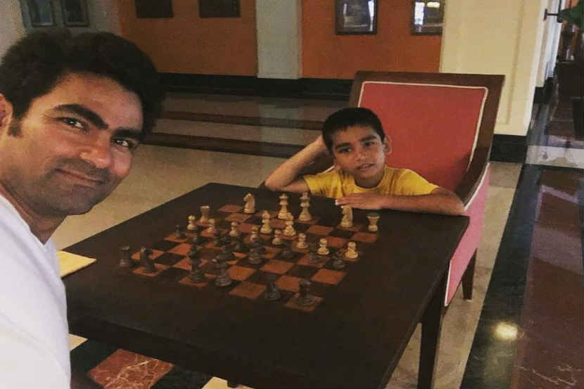 मोहम्मद कैफ आपल्या मुलासोबत बुद्धिबळ खेळताना