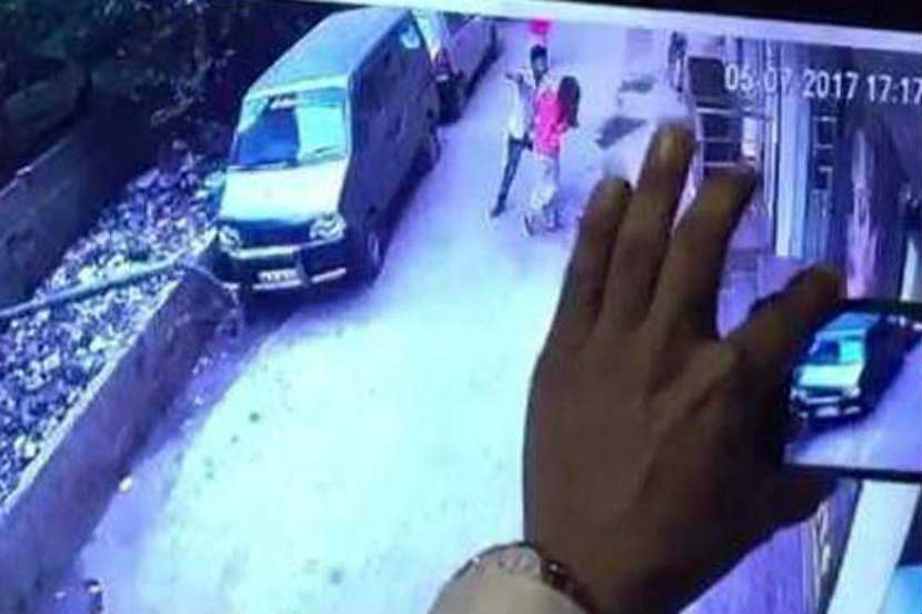 प्रशिक्षणार्थी एअरहोस्टेसवर चाकू हल्ला, थरार सीसीटीव्हीत कैद