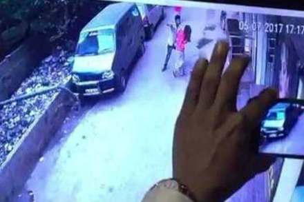 प्रशिक्षणार्थी एअरहोस्टेसवर चाकू हल्ला, थरार सीसीटीव्हीत कैद
