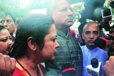 बासिरहाट येथील परिस्थितीची पाहणी करण्यासाठी मीनाक्षी लेखी, ओम माथुर आणि सत्यपाल सिंह या भाजपच्या तीन खासदारांचे पथक शनिवारी येथे दाखल झाले. मात्र, त्यांना विमानतळानजीकच पोलिसांनी रोखले.