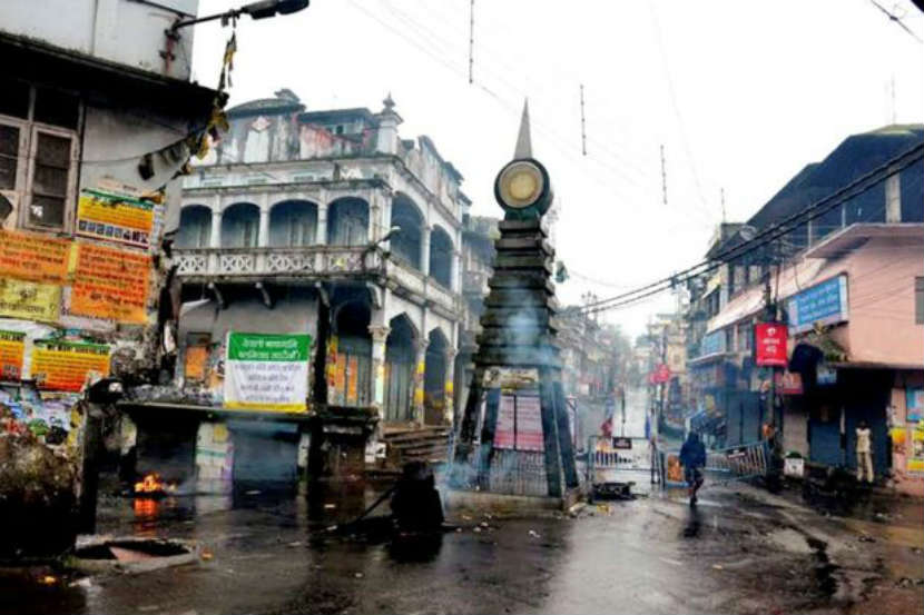 हिंसाचार रोखण्यासाठी बशिरहाटमध्ये पोलिसांचा लाठीचार्ज