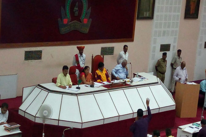 रस्ते कामासाठी मंजूर झालेल्या निधीच्या श्रेयवादावरुन भाजप-शिवसेना यांच्यात श्रेयवादाची लढाई रंगत असल्याचे पाहायला मिळत आहे.