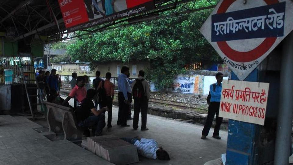 mumbai news , Western railway , Elphinstone Road station , Prabhadevi , local train, Loksatta, Loksatta news, Marathi, Marathi news
